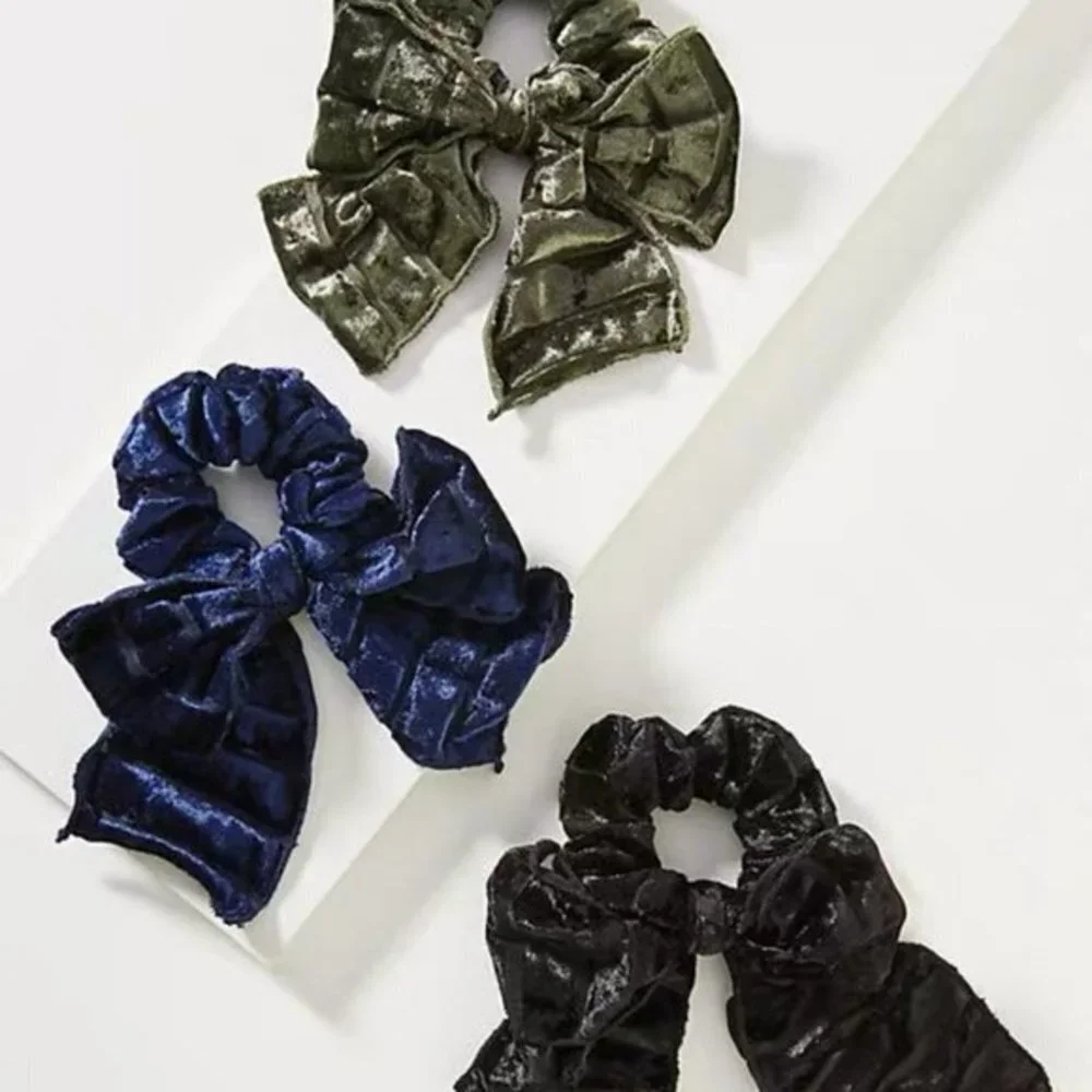 ❄️ Anthropologie velvet bow ponytail Holder